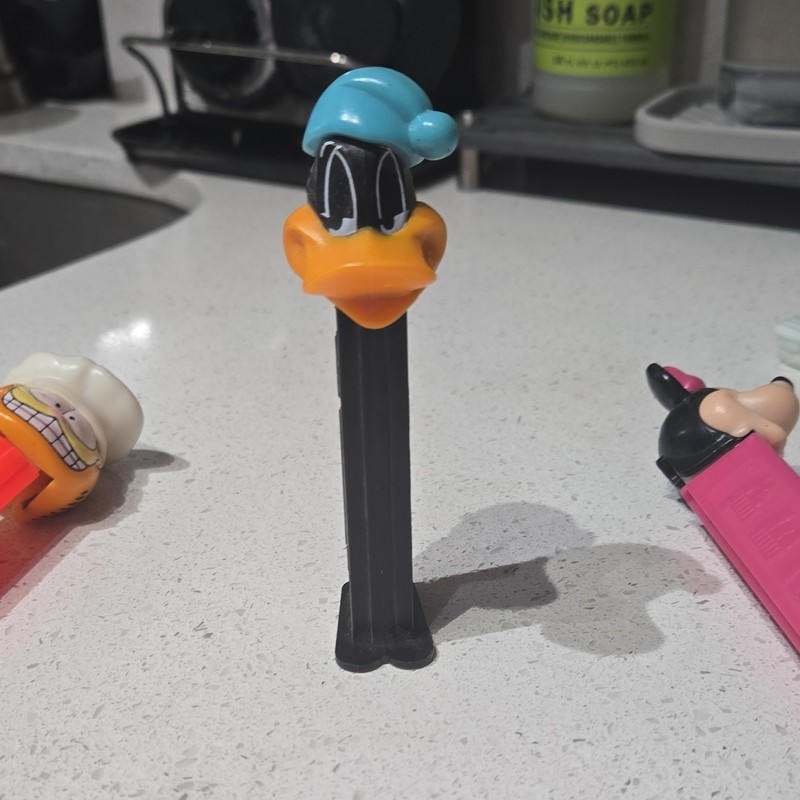 Warner Brothers Daffy Duck PEZ Dispenser Black Body w/ Blue Hat