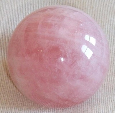 Getrommelte und polierte Rosenquarzkugel (280g)