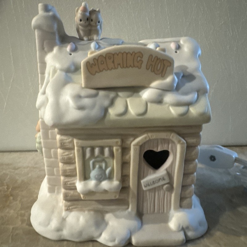 Precious Moments Sugar Town 6-inch Warming Hut (for the ice skater figurines)