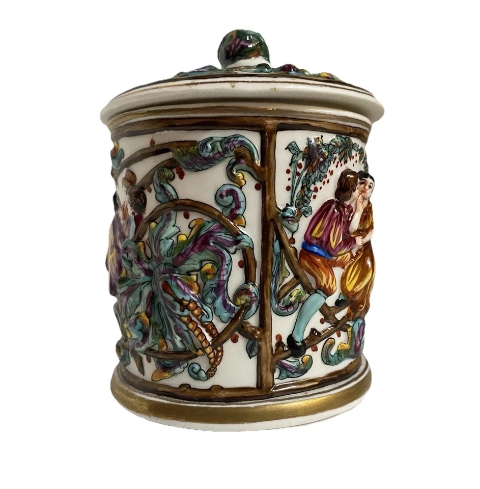 Antiguo tarro Capodimonte con tapa figura escena en relieve Foto 3 de 4