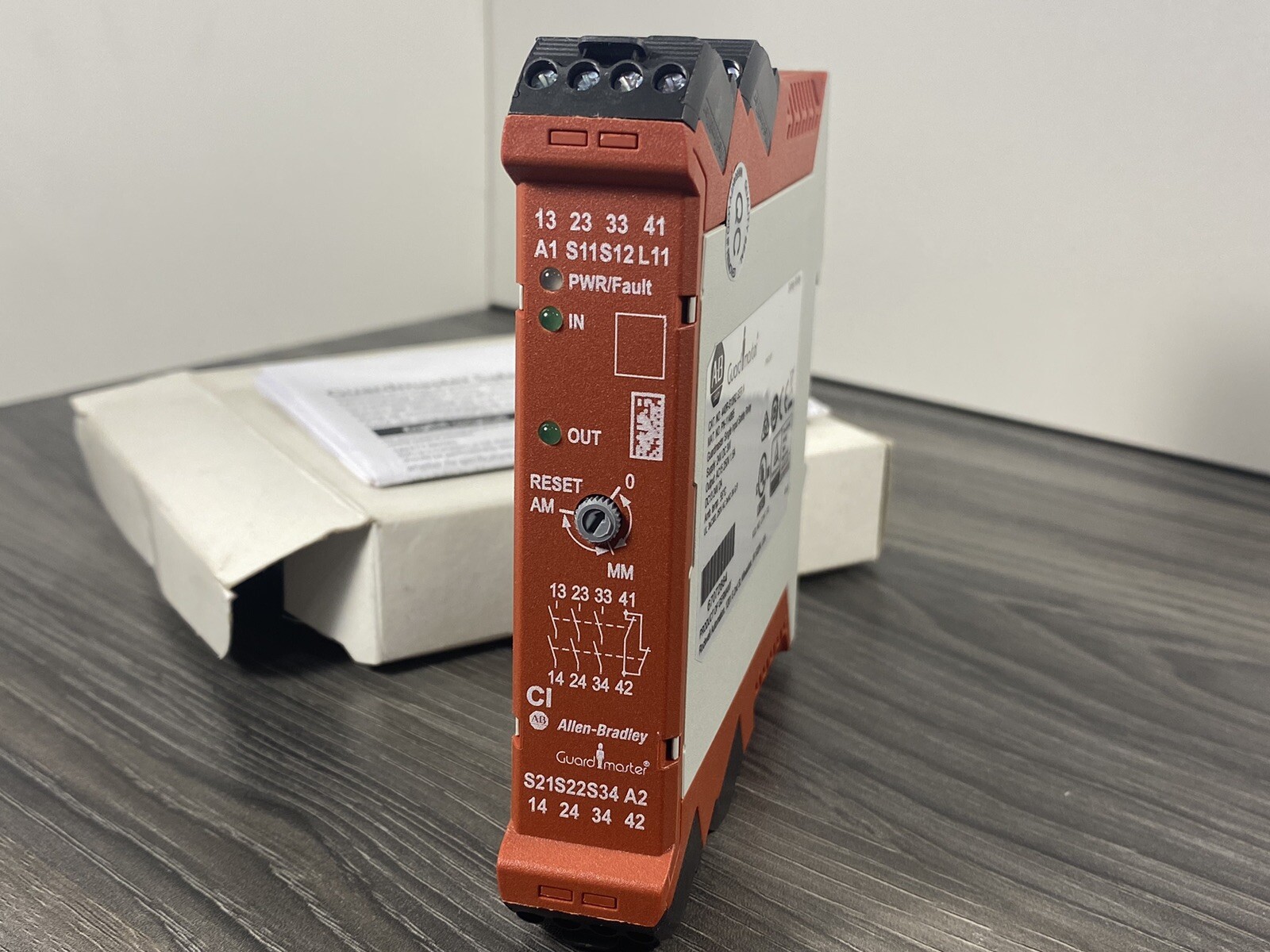 New Allen Bradley Guardmaster 440R-S13R2 Ser A Monitoring Safety Relay - USA