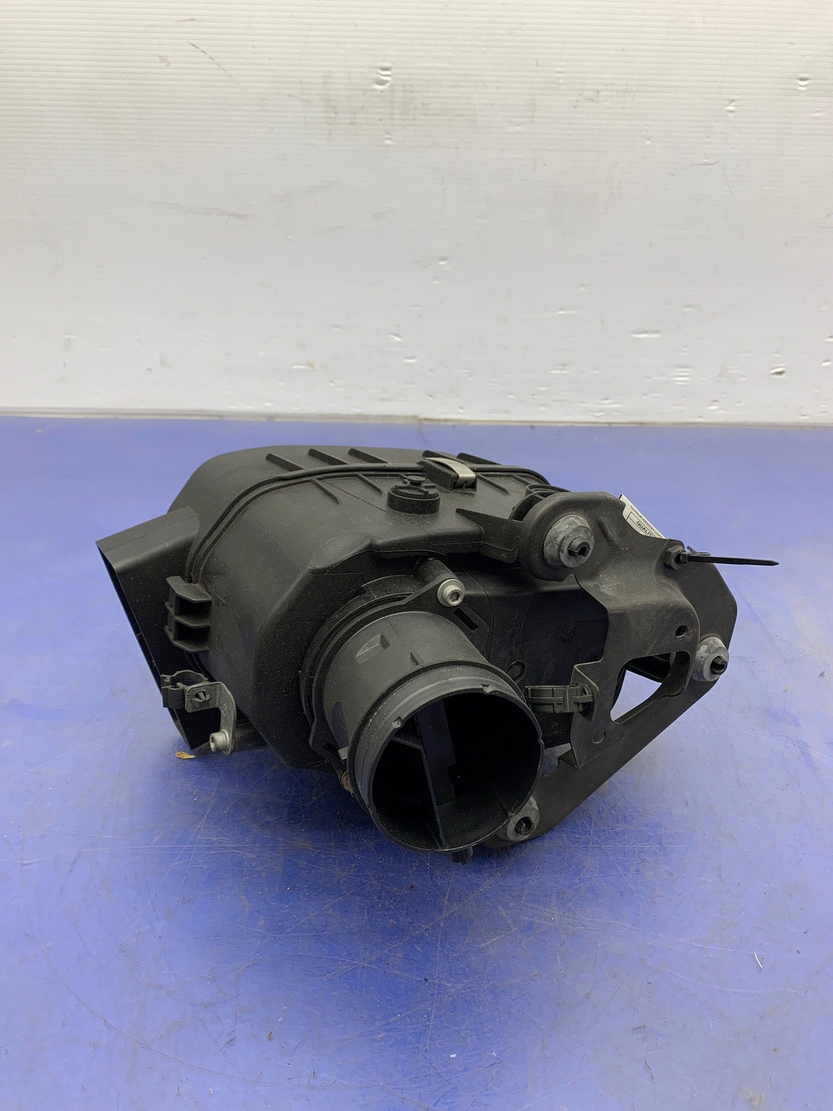2014 - 2016 MASERATI GHIBLI OEM 3.0L RIGHT AIR CLEANER BOX ASSEMBLY 670001543