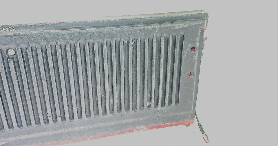 1999 2006 GMC Sierra 2500 OEM Victory Red Crew Minor Scuffs Trunk Lid - Изображение 2 из 4