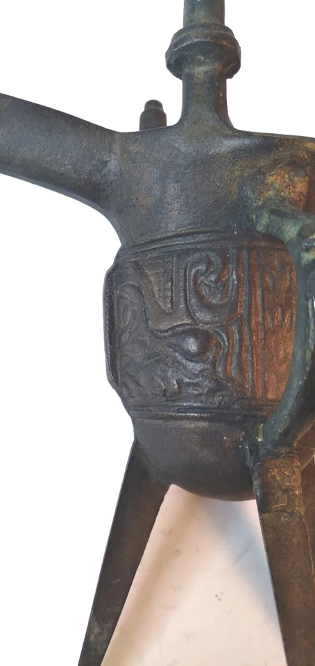 Antigua copa de vino china antigua de hierro fundido con patas Foto 4 de 4