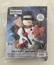 Design Works Crafts SNOWMAN AND FRIENDS Felt Wall Hanging Kit 5109 18 x 16 New