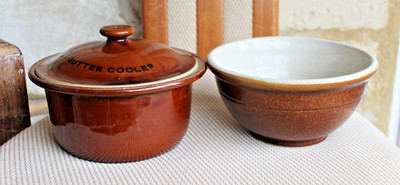Bourne Denby Butterkühler mit Deckel und eine weitere Schüssel 8'' Durchmesser x 4,5'' hoch