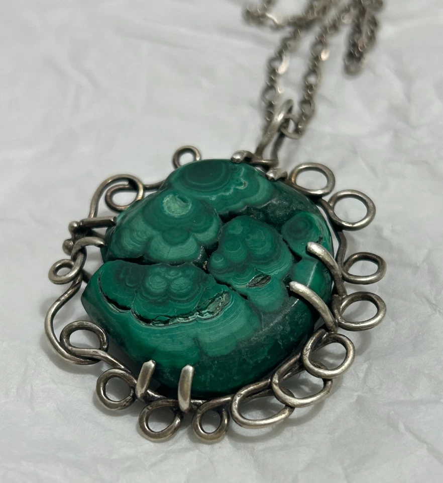 Collar artesanal vintage malaquita natural y plata de ley envuelto en alambre 24 pulgadas Foto 3 de 4