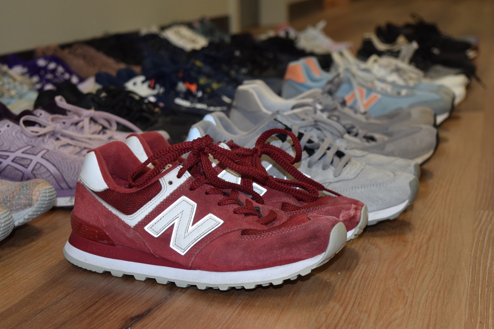 SAOLA Lotto 30 paia di scarpe da ginnastica rivenditore all'ingrosso New Balance ASICS Nike
