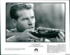 1996 Val Kilmer Ghost And Darkness Film Gun Movie Star 8X10 Historic Press Photo