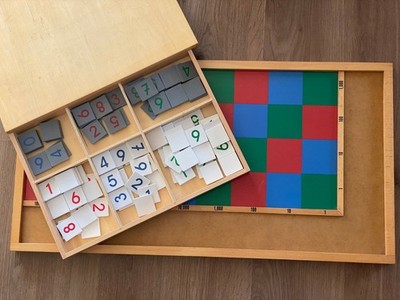großes Schachbrett mit Ziffernkarten Montessorimaterial Rechnen