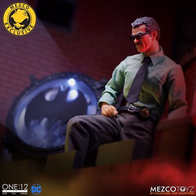MEZCO One:12 COMMISSIONER JIM GORDON & Bat Signal MDX Exclusive