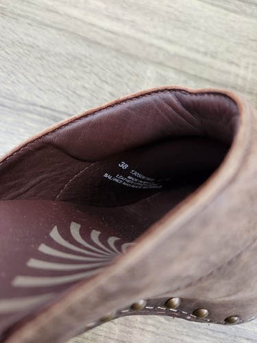 Dansko Rae Women's 38 Mules Clog Shoes 7.5-8 Brown Worn Leather W/ Brass Studs - Picture 6 of 7