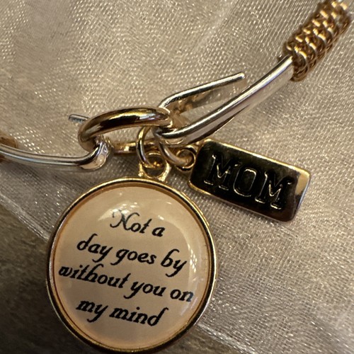 BRAZALETE BRAZALETE CON ENCANTO MEMORIAL MOM IS IN HEAVEN MEMORIAL LOSS - Imagen 2 de 6