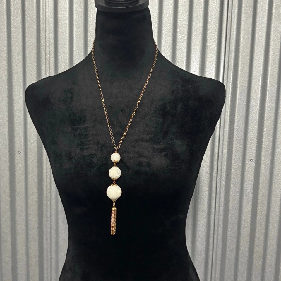 "Collar colgante vintage Sarah Coventry crema lucita oro borla gota cadena de 30""" Foto 3 de 4