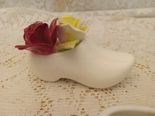 VINTAGE - 2 COALPORT PORCELAIN MINIATURE SHOES - Picture 2 of 7