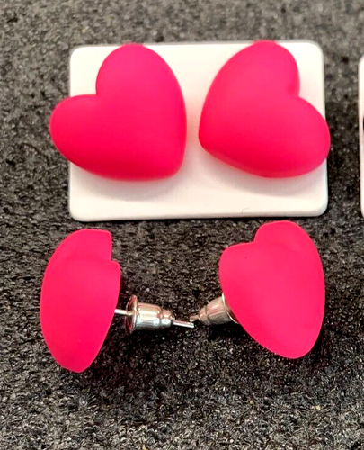 1 pair of handmade heart shape hot pink 17 mm wide acrylic earrings - Picture 3 of 5