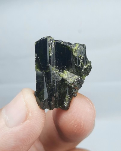 Lote de 20 piezas de cristales de epidota pleocroica ricos en cromo de Pakistán. - Imagen 9 de 10