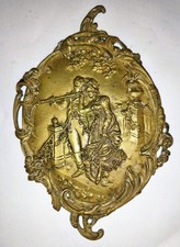 Bas-relief ancien en laiton repoussé - "L'Observation" - Scène galante