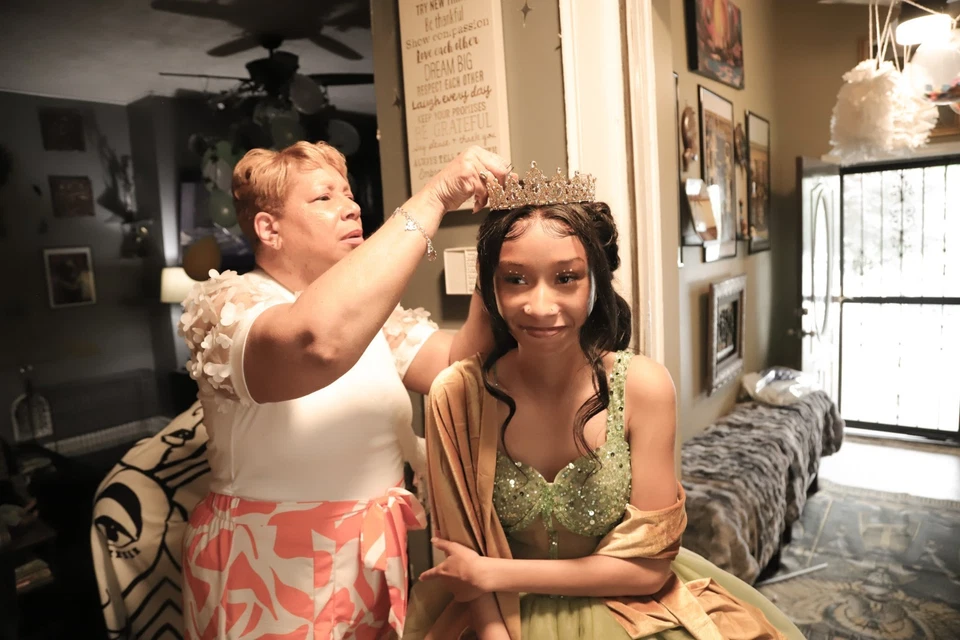 Vestido de graduación con guantes chal enagua y corona Foto 2 de 4