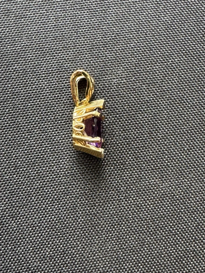 Pingente de ametista de ouro amarelo 14k. Conjunto com ametista Marquis 8x4mm, 0,50 quilates.  - Imagem 2 de 4