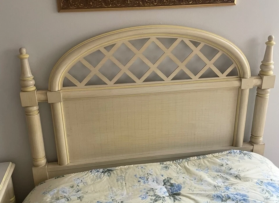 Mesita de noche Thomasville imitación bambú calado y 2 cabeceros Foto 2 de 2