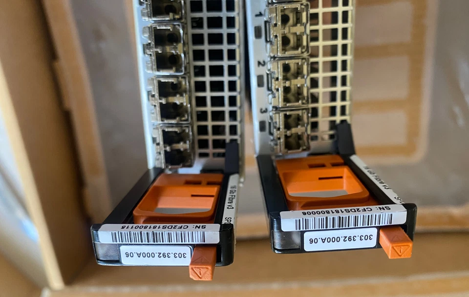 EMC Unity 303-392-000A-06 4-Port 16Gb FC Fibre v3 I/O Module w/ 4x D3SFP16F SFP+ - Image 3 of 4