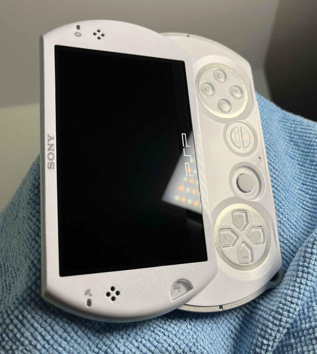 SONY PSP-N1000 PB PSP GO PlayStation Portable Console White