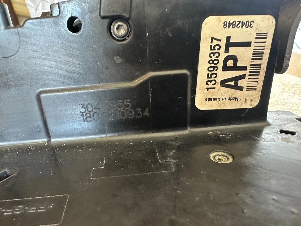 Chevrolet Tahoe 2015-2020 conjunto de pestillo de cerradura de puerta delantera izquierda OEM # 13598357 Foto 4 de 4