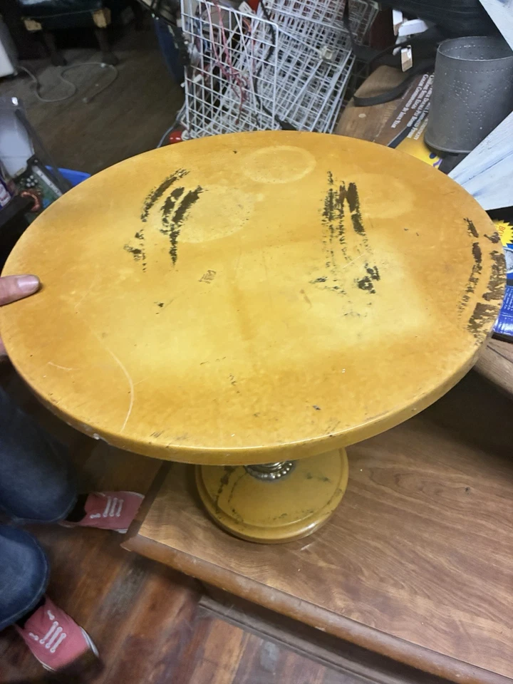 Mesa auxiliar con pedestal Marvel amarillo y negro. Muy muy pesado y bonito Foto 2 de 4