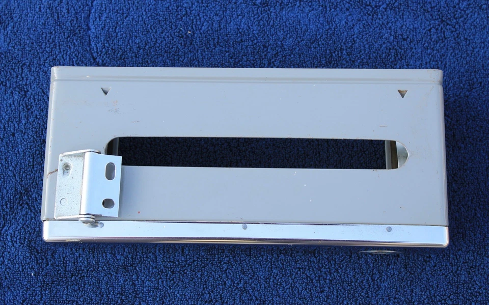 Dispensador de pañuelos Kleenex vintage para servicio automático Buick debajo del tablero accesorio dispensador Foto 2 de 4