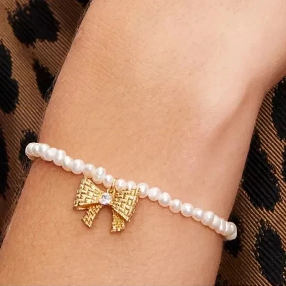 Pulsera Kate Spade envuelta en un lazo con dije de perlas. Minorista $98 Foto 2 de 4