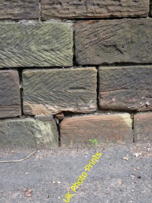 Foto 6x4 OS Benchmark - Weston Park Straßenwand Blymhill Rasen einer von c2015