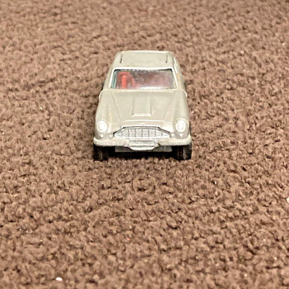 James Bond Aston Martin DB6 1979 Corgi  - Glidrose & Eon  007 1:64 - Image 3 of 4