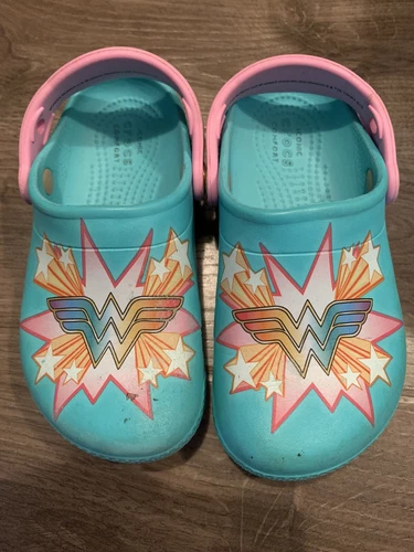 Wonder Woman Crocs C10