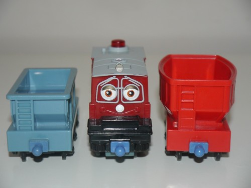 Chuggington Bundle Interactive Train IRVING and 2 CARRIAGES with ACCESSORIES_Y18 - Picture 3 of 15