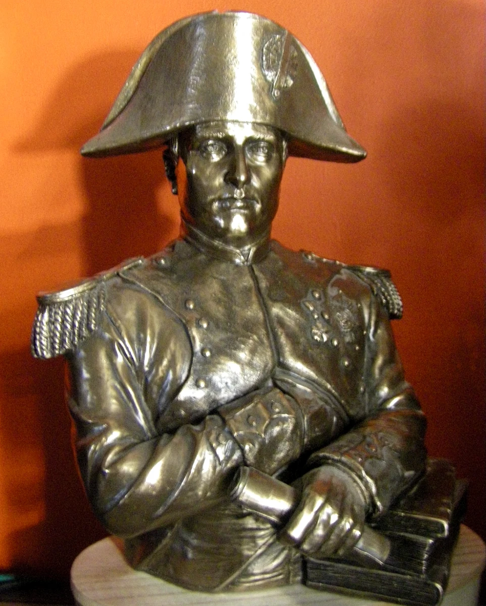 RARE BUSTE DE NAPOLÉON EN BISCUIT DE SÈVRES D’ÉPOQUE EMPIRE