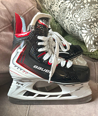 Bauer Vapor X Fly30 Youth Ice Hockey Skates Size 2 Black/White/Red