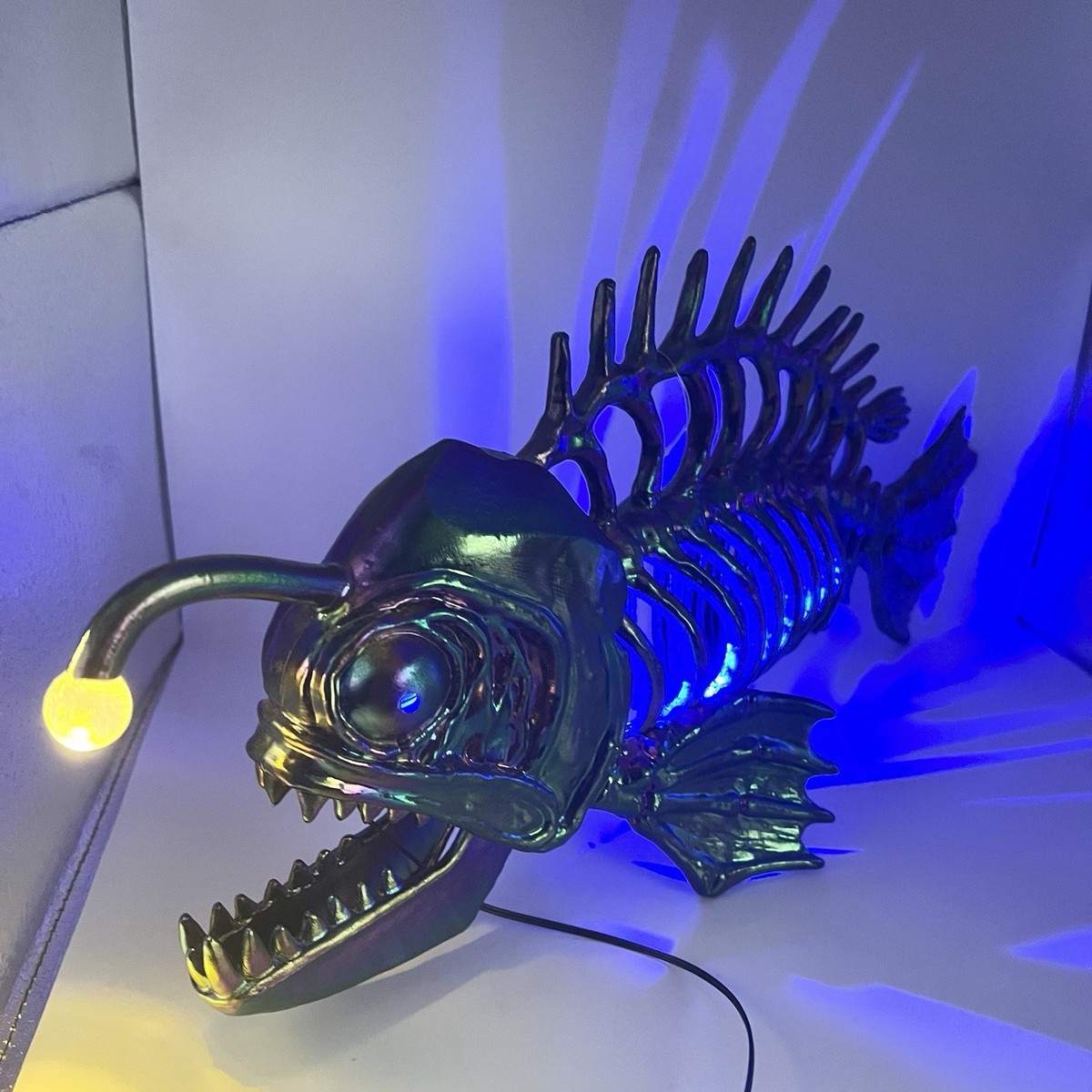 ​【激レア】動く化石！ダンシングボーンフィッシュ 魚 骨格 センサー インテリア Crazy Bonez Light Up Anglerfish Skeleton Try Me Button Iridescent