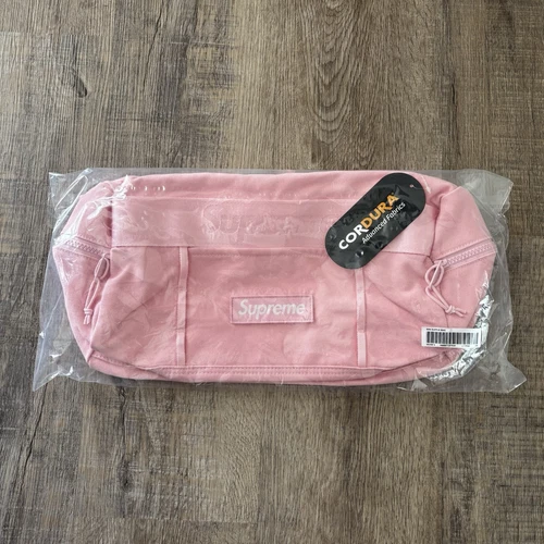 Sac utilitaire Supreme SS25 rose clair EN MAIN
