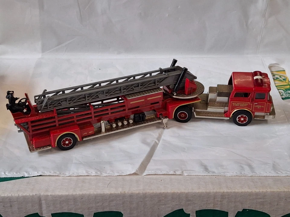 Corgi. (China) Mack Aeriel Fire Truck American la France rot - Bild 2 von 4