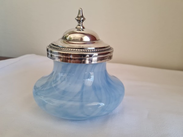 Bote de vidrio antiguo