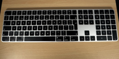 Apple Magic Keyboard Touch ID & Ziffernblock A2520, Schwarz & Silber