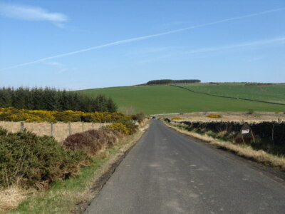 Foto 6x4 Auf dem Weg zur Kurve unterhalb des Abbey Hill (inner) Abbey St Bathans c2009
