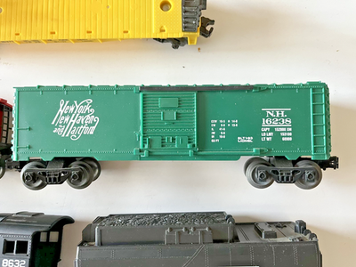 Lionel O-scale 4-4-2 Steam Locomotive 8632 & Pennsylvania Square