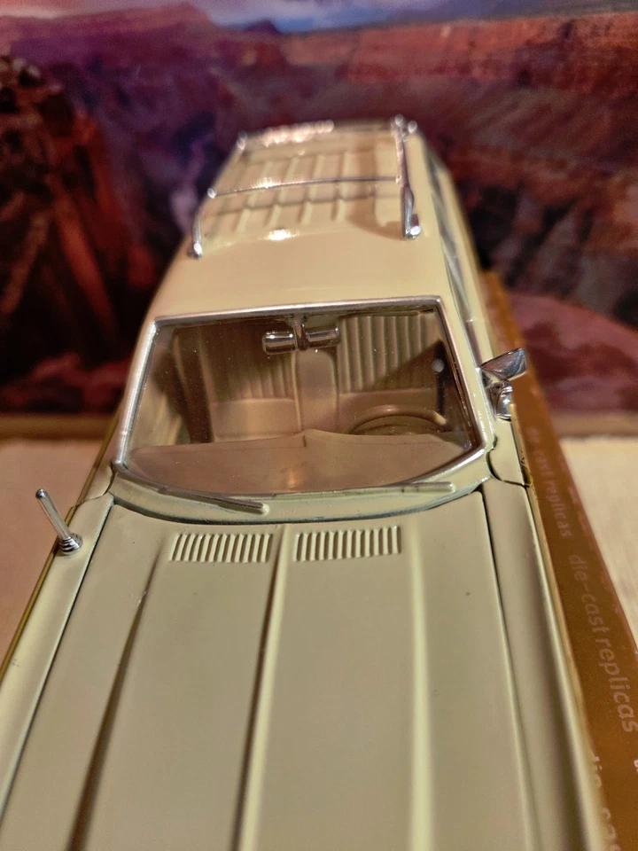 Chrysler Lebaron Town and Country 1979 coche modelo diecast beige 1:24 de MotorMax Foto 3 de 4