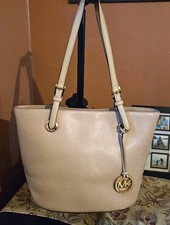 Borsa Michael Kors beige jet set, ottime condizioni, oro HW, ciondolo logo, pelle ciottolata