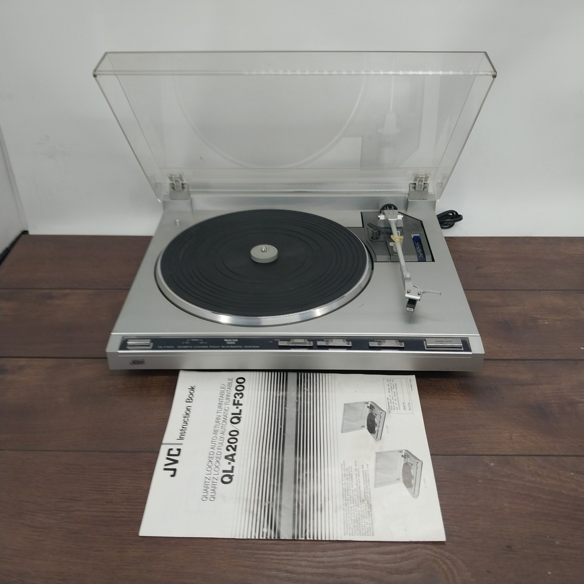 Vintage JVC QL-F300 QUARTZ LOCKED FULLY AUTOMATIC SYSTEM TURNTABLE