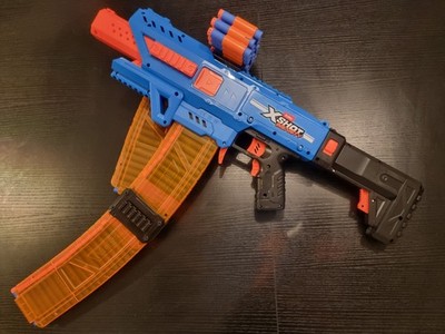 X-Shot Zuru Motorized Clip Nerf Gun mit ca. 70 Darts