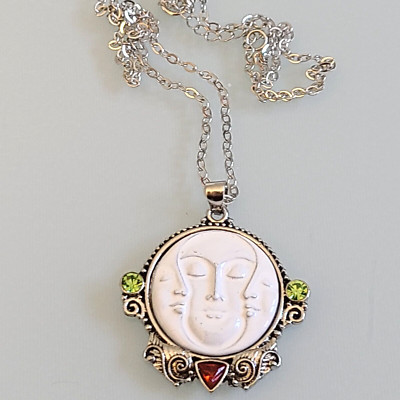 UNUSUAL TRIPLE MOON FACE  NECKLACE FULL MOON WITH TWO CRESCENT MOONS CARESSING