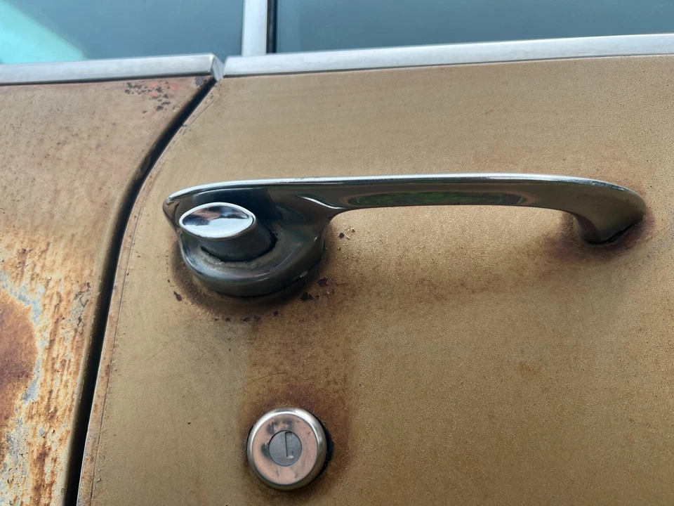 Oldsmobile Toronado 1967 manija de puerta exterior lateral del pasajero - delantera derecha Foto 3 de 3